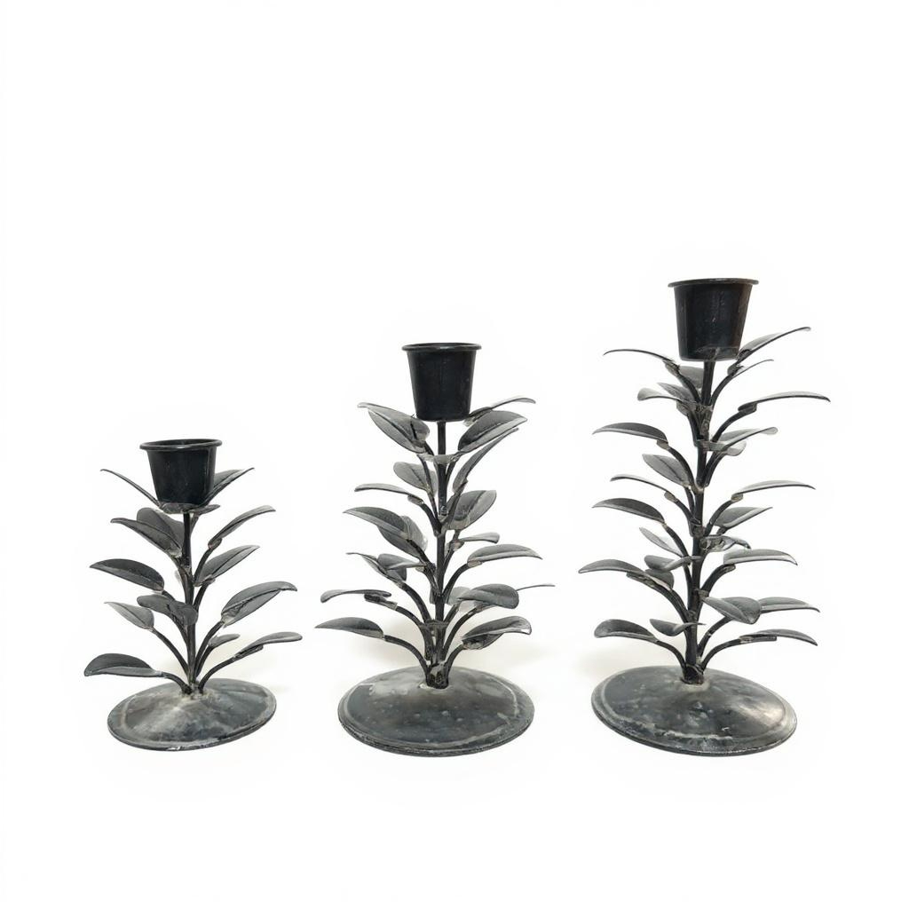 Set aus 3 blattförmigen Kerzenhaltern aus Metall – Höhen 10 / 12,5 / 19 cm