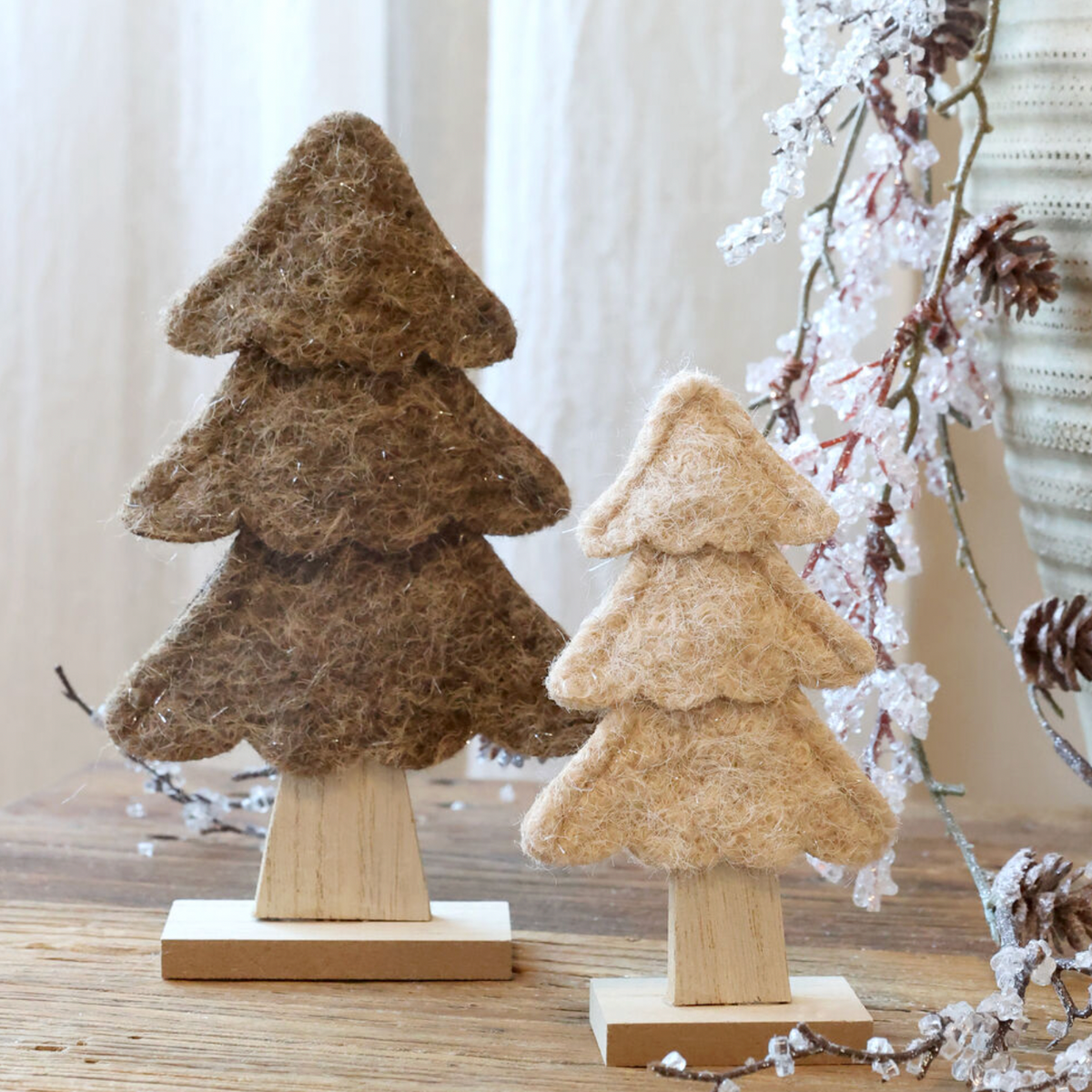 Chic Antique – Weihnachtsbäume aus Filz, 2er-Set – H20/L12 cm – Beige und Mokka
