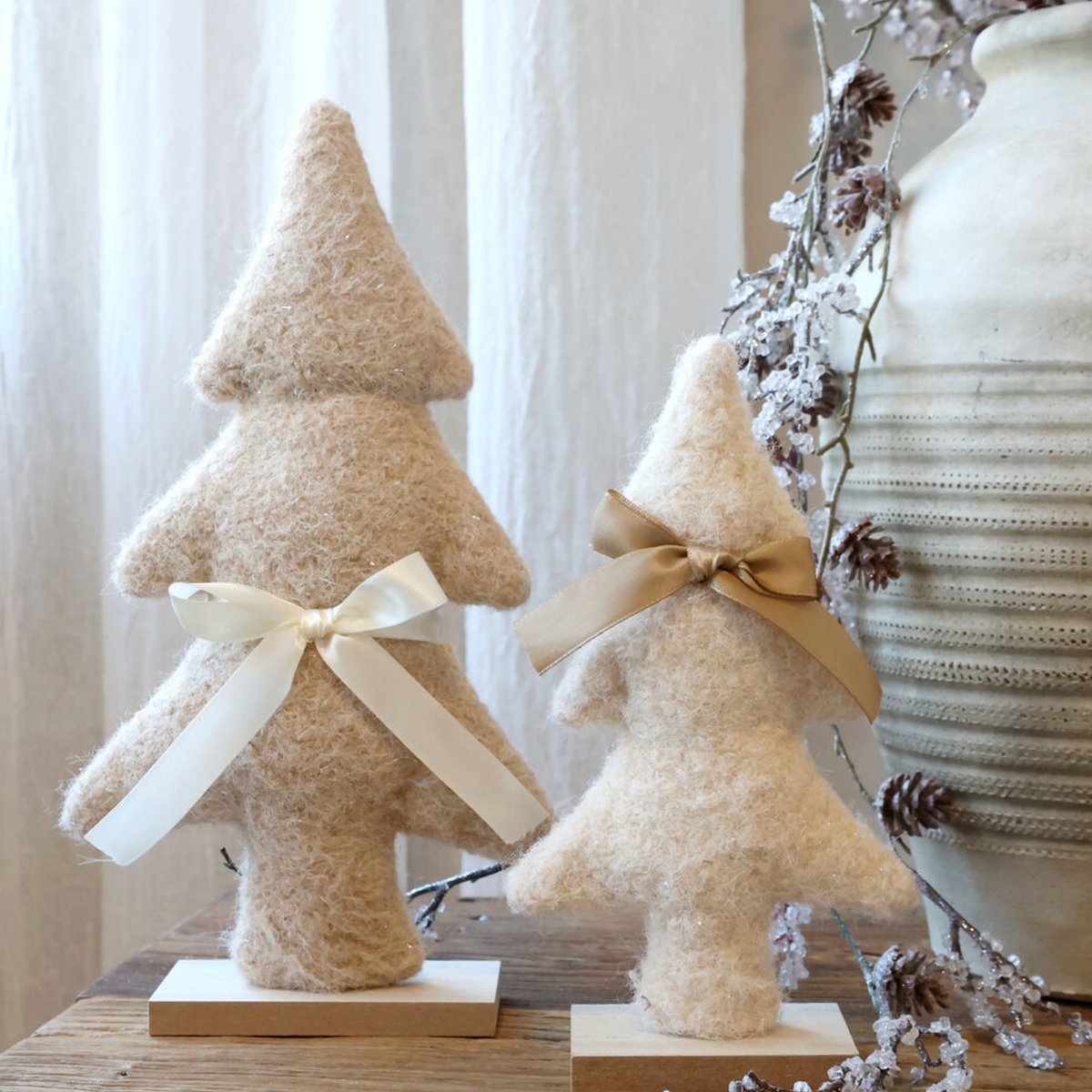 Chic Antique – Weihnachtsbäume aus Filz mit Schleife, 2er-Set – H33/L18 cm – Creme und Beige