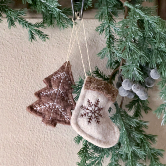 Chic Antique – Filzanhänger mit Weihnachtsstrumpf und Weihnachtsbaum, 2er-Set – H8/L7 cm – Beige und Mokka