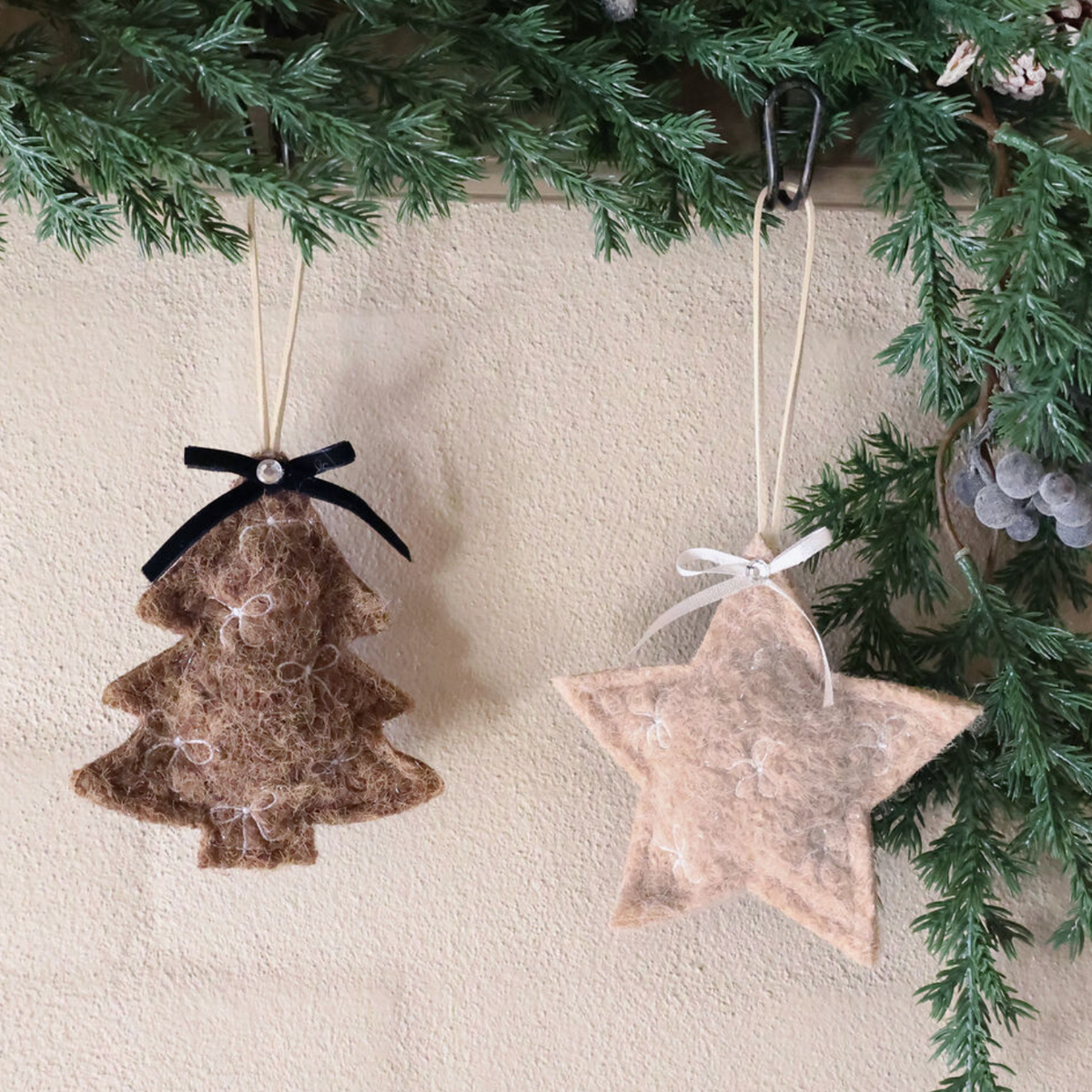 Chic Antique – Filzanhänger mit Weihnachtsbaum und Stern, 2er-Set – H12/L12 cm – Beige und Mokka