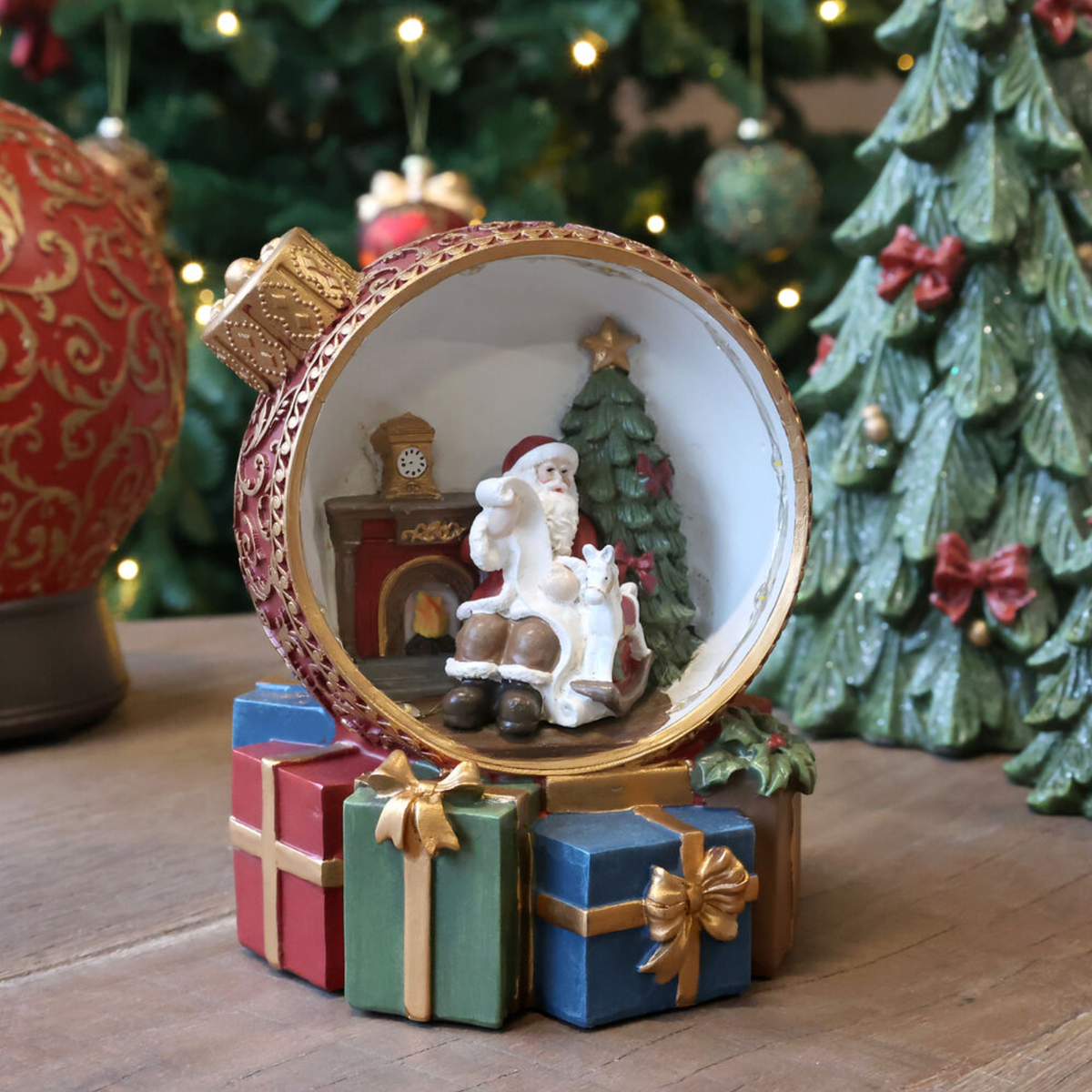 Chic Antique – Noël Weihnachtskugel mit Dekoration und LED – H16/Ø15 cm – Kirschrot