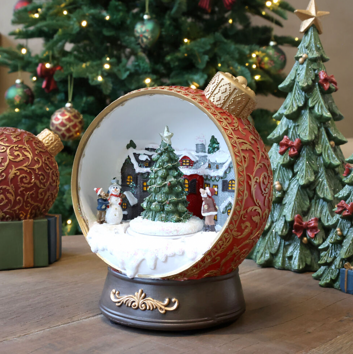 Chic Antique – Noël Spieluhr mit Dekoration und LED – H23/Ø18 cm – Kirschrot