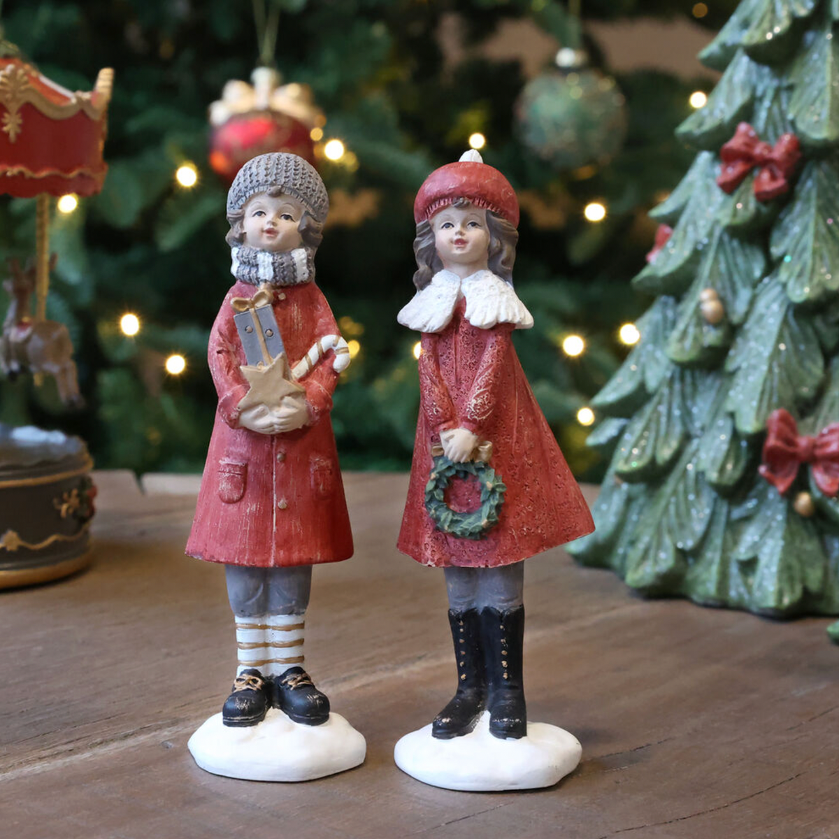 Chic Antique – Noël Mädchen und Junge – H14,5/L4/B4 cm – Kirschrot