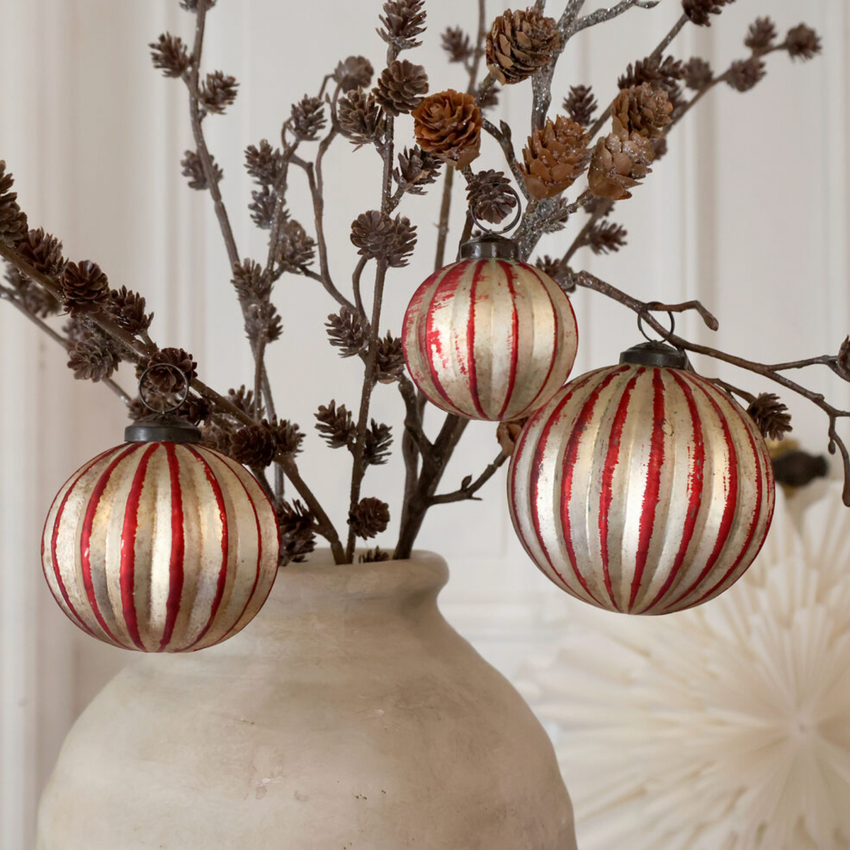 Chic Antique – Weihnachtskugeln in Box, 3er-Set – H10/Ø10 cm – Kirschrot und Champagner