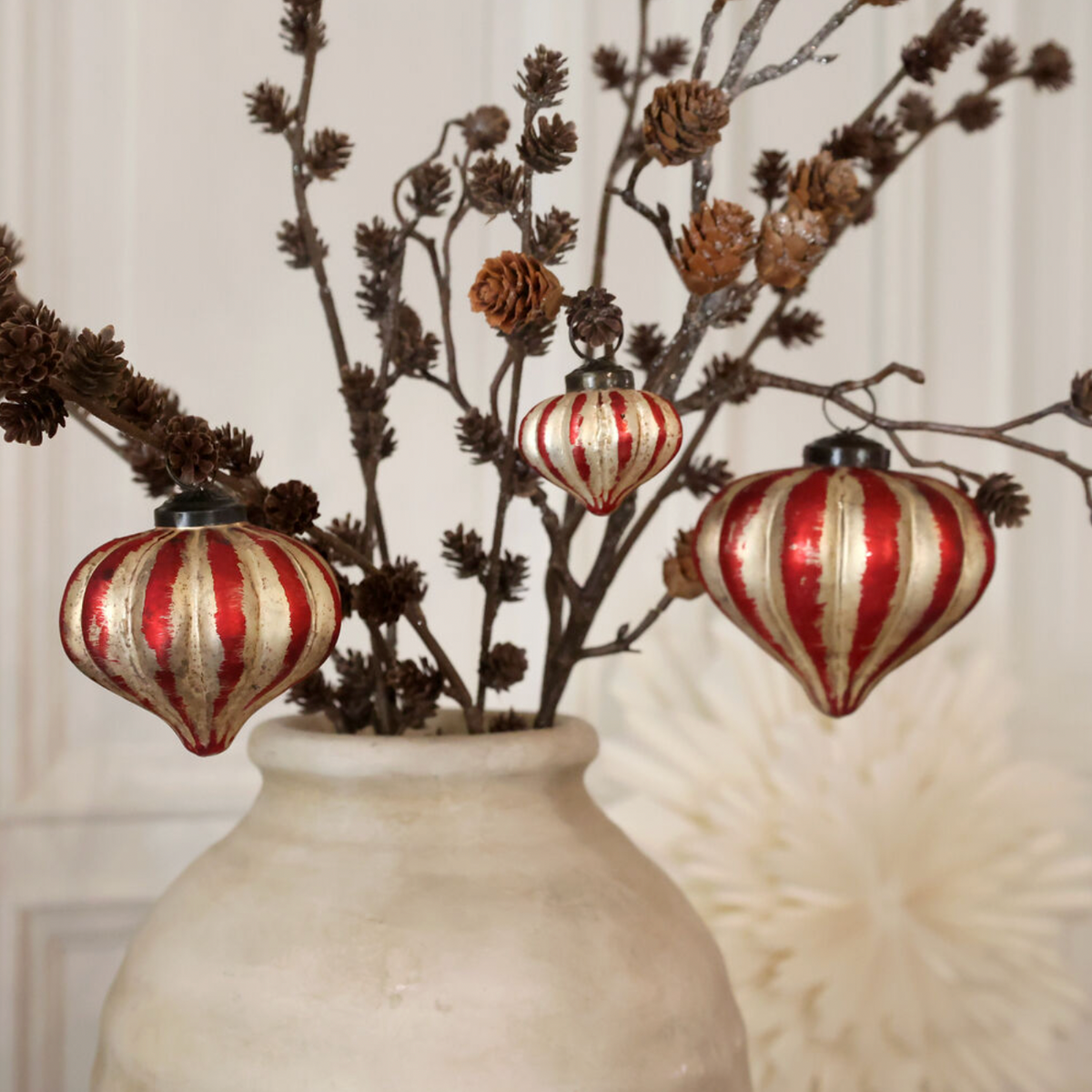 Chic Antique – Weihnachtskugeln in Box, 3er-Set – H10/Ø11 cm – Kirschrot und Champagner