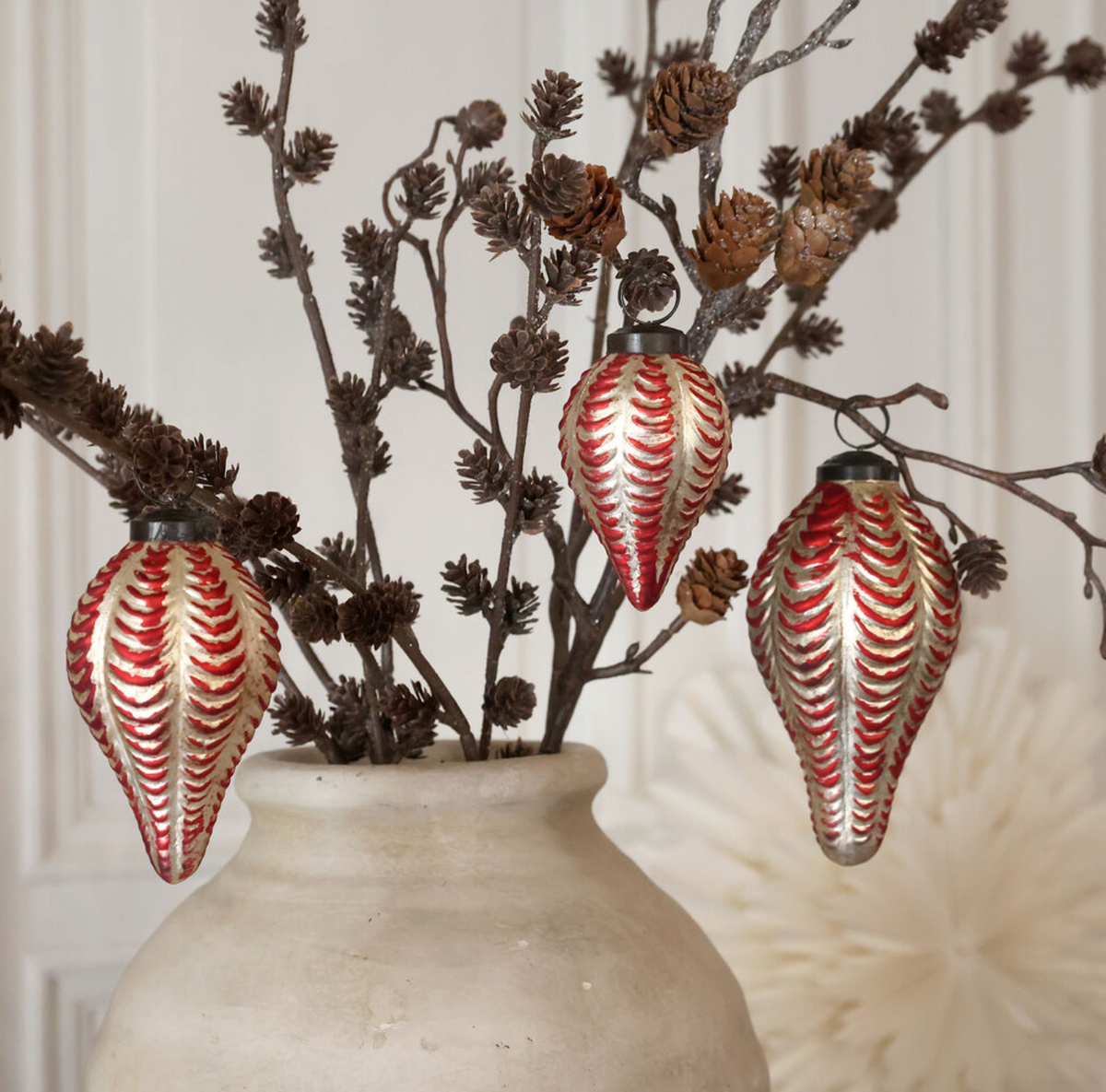 Chic Antique – Weihnachtskugeln in Box, 3er-Set – H13/Ø7 cm – Kirschrot und Champagner