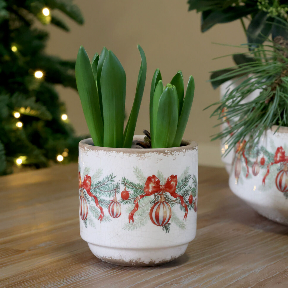 Chic Antique – Übertopf mit Weihnachtskugel und Schleife – H10/Ø10 cm – Creme