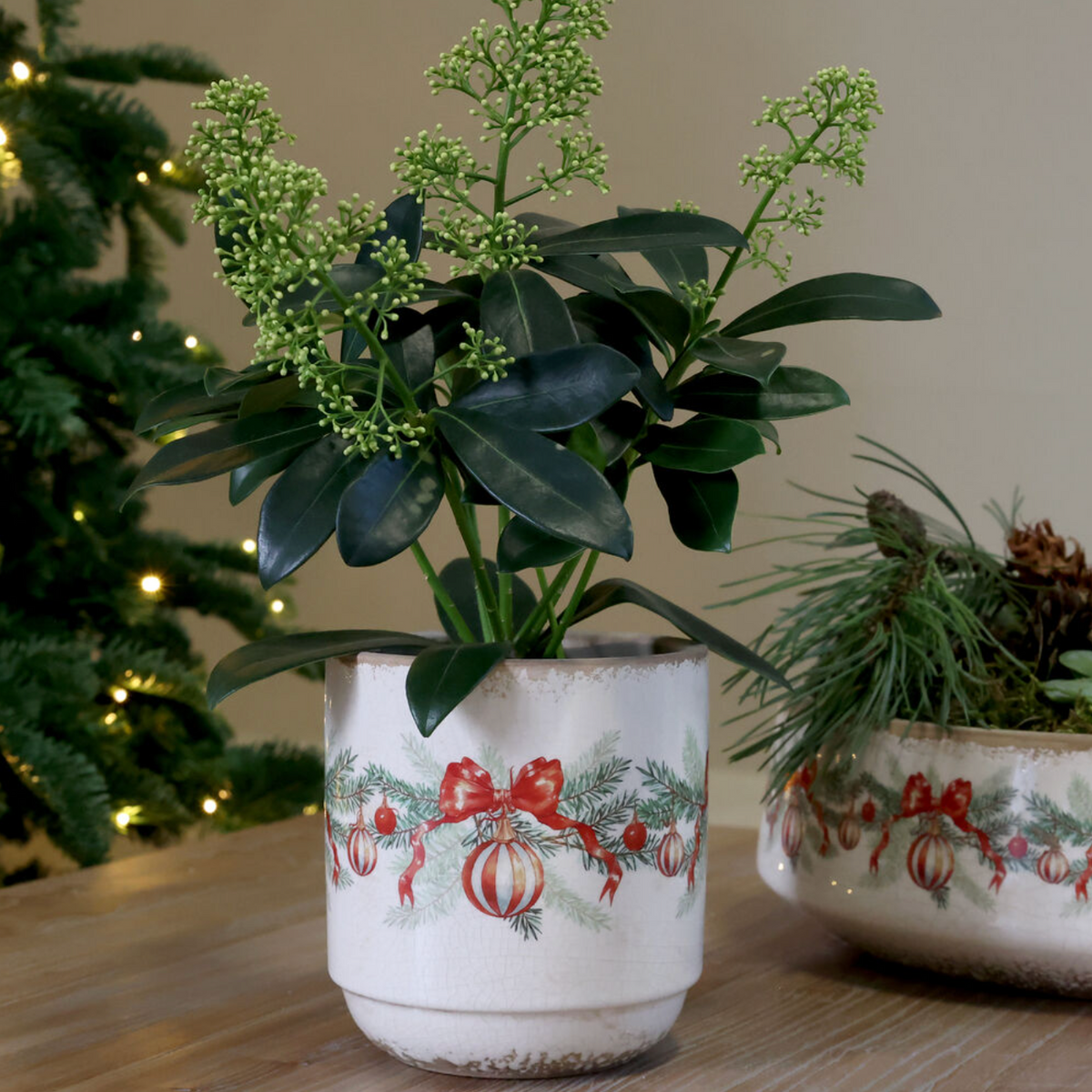 Chic Antique – Übertopf mit Weihnachtskugel und Schleife – H13,5/Ø13 cm – Creme