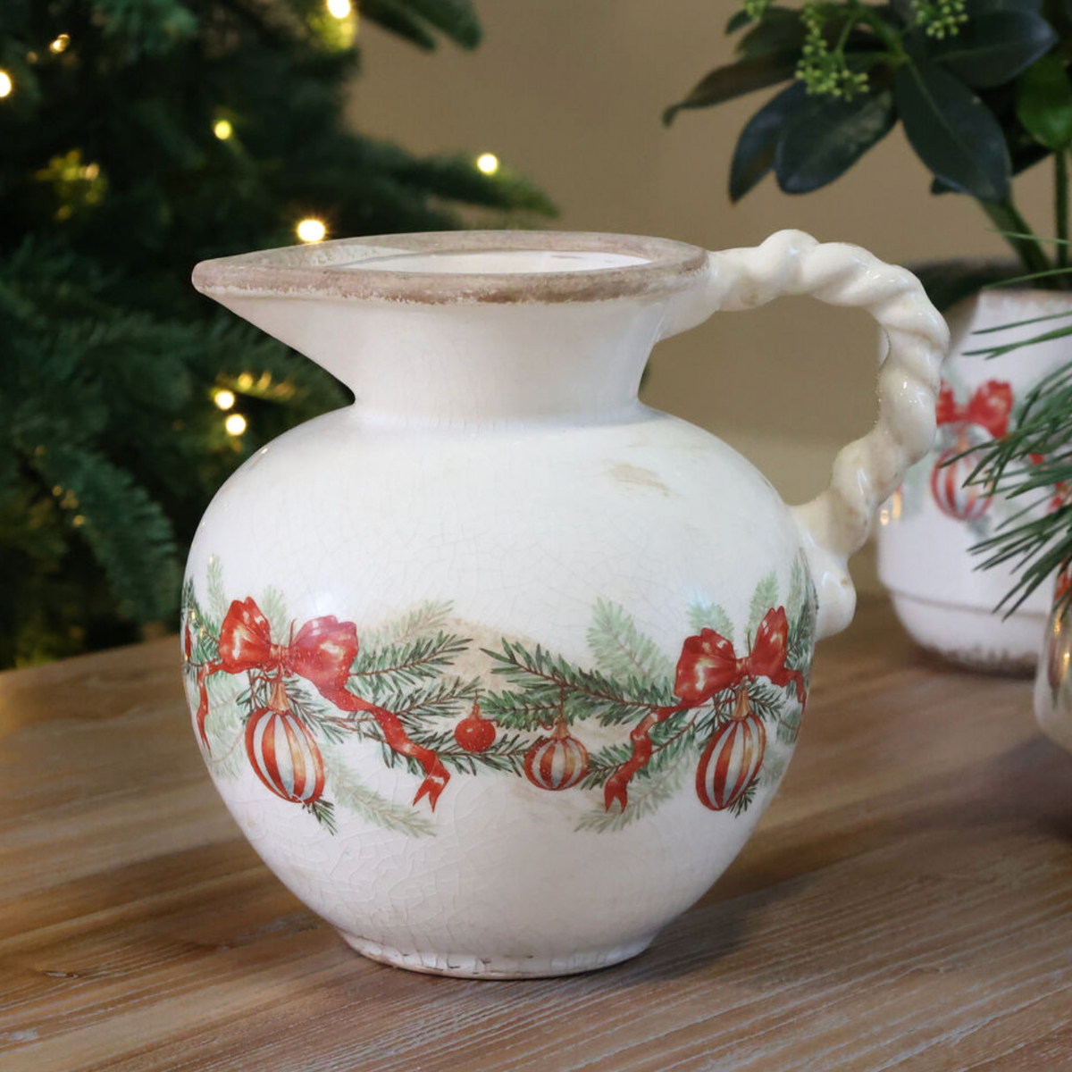 Chic Antique – Kanne mit Weihnachtskugel und Schleife – H18,5/Ø20,5 cm – Creme