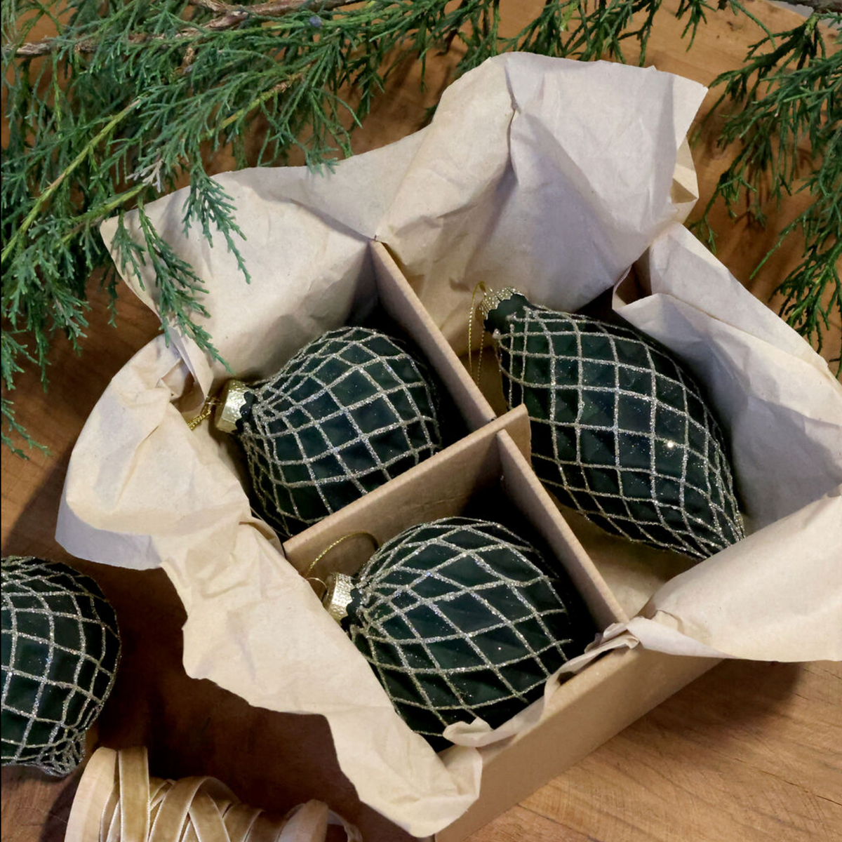 Chic Antique – Weihnachtskugeln in Box, 3er-Set – H13/Ø6 cm – Olivgrün
