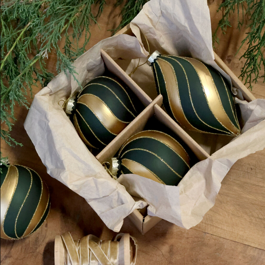 Chic Antique – Weihnachtskugeln in Box, 3er-Set – H12/Ø7 cm – Olivgrün