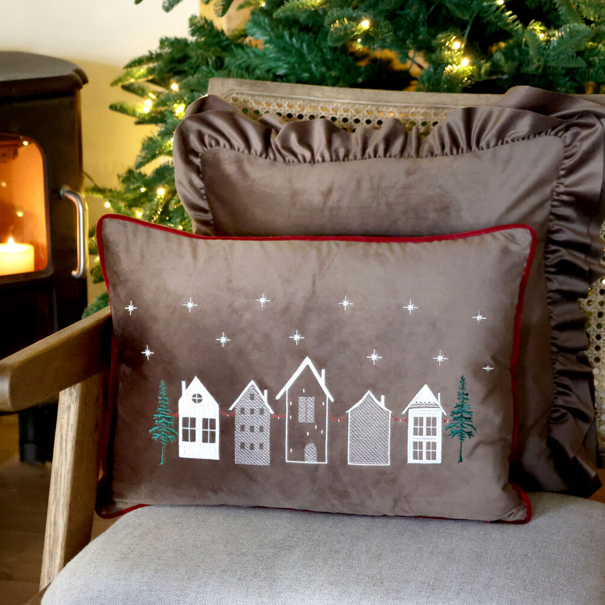 Chic Antique – Aix Kissenbezug mit gestickten Häusern – 50 x 35 cm – Mokka