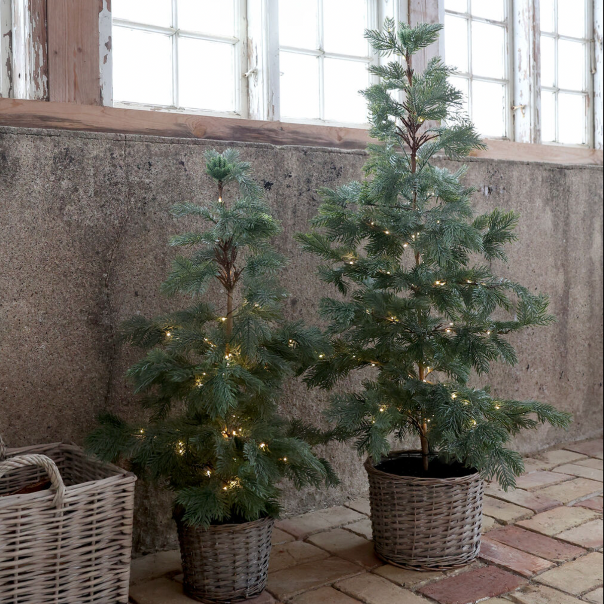 Chic Antique – Fleur Weihnachtsbaum im Korb mit 60 LED-Lichtern – H90 cm – Grün