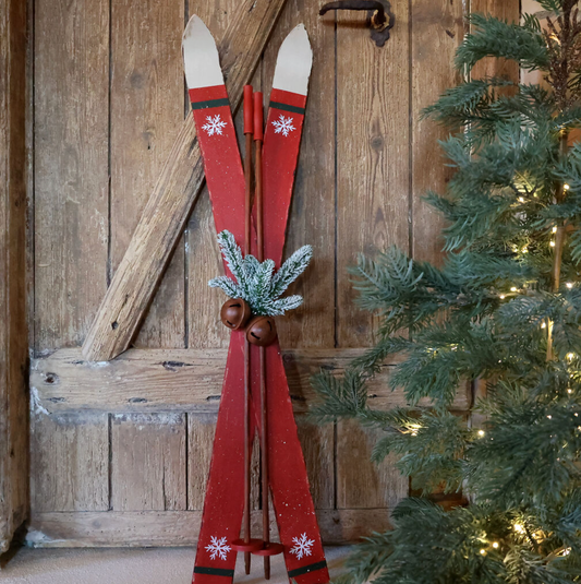 Chic Antique – Vintage-Skier mit Stöcken zur Dekoration – H90 × L22 × B9 cm – Antique Cherry