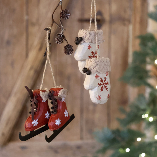 Chic Antique – Vintage-Weihnachtsanhänger mit Schlittschuhen & Fäustlingen – 2 Stück in Creme und Cherry