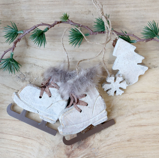 Chic Antique – Vintage-Weihnachtsschlittschuhe mit Weihnachtsbaum & Schneeflocke – Antique Creme, H10 cm