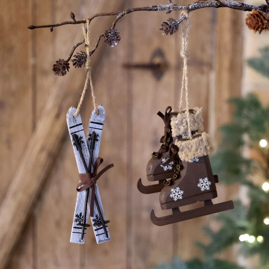 Chic Antique – Vintage-Weihnachtsanhänger mit Skiern & Schlittschuhen – 2er-Set in Weiß und Mocca