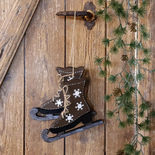 Chic Antique – Vintage-Schlittschuhe zum Aufhängen mit Schneeflocken – Antique Mocca, 16 × 20 cm