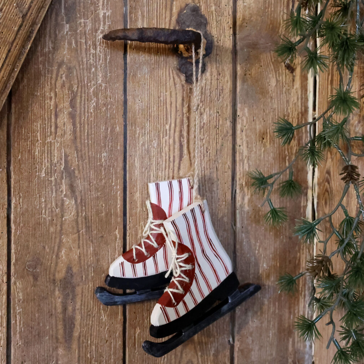 Chic Antique – Vintage-Weihnachtsschlittschuhe zum Aufhängen mit roten Streifen – Antique Cherry, 13 × 16 cm