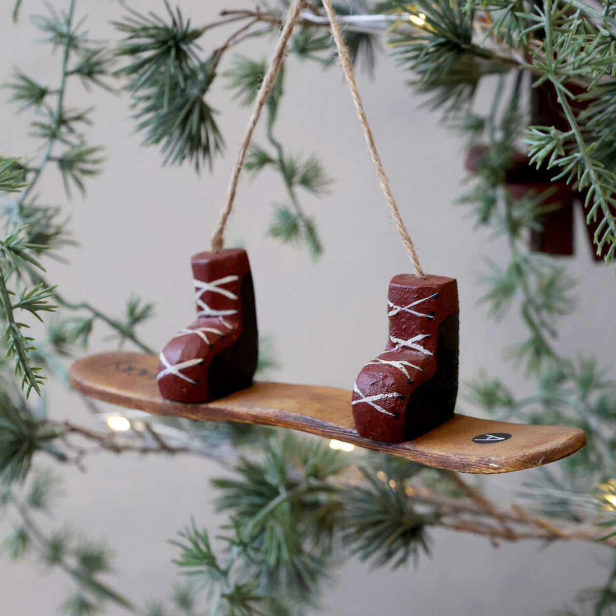 Chic Antique – Vintage-Snowboard-Weihnachtsdekoration mit Stiefeln zum Aufhängen – Antique Cherry, 17,5 cm