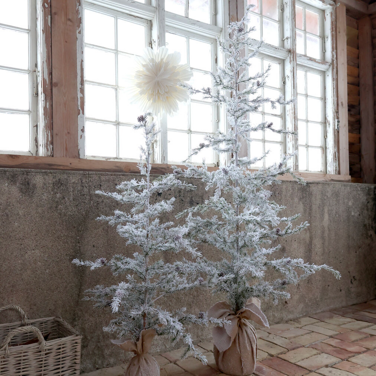 Chic Antique – Fleur Tannenbaum mit Tannenzapfen und Schnee | H120 / Ø55 cm – Grün