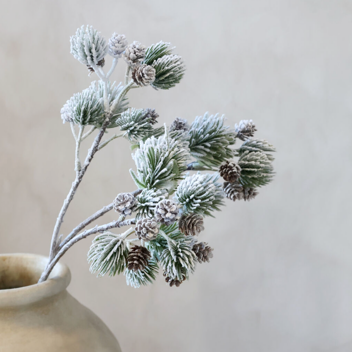 Chic Antique – Fleur Zweig mit Zedernzweigen und Tannenzapfen | H62 cm – Grün