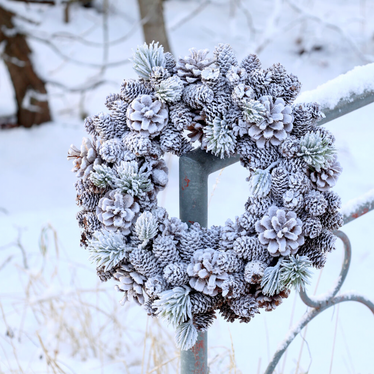 Chic Antique – Fleur Weihnachtskranz mit Tannenzapfen und Schnee Ø33 cm – Natur