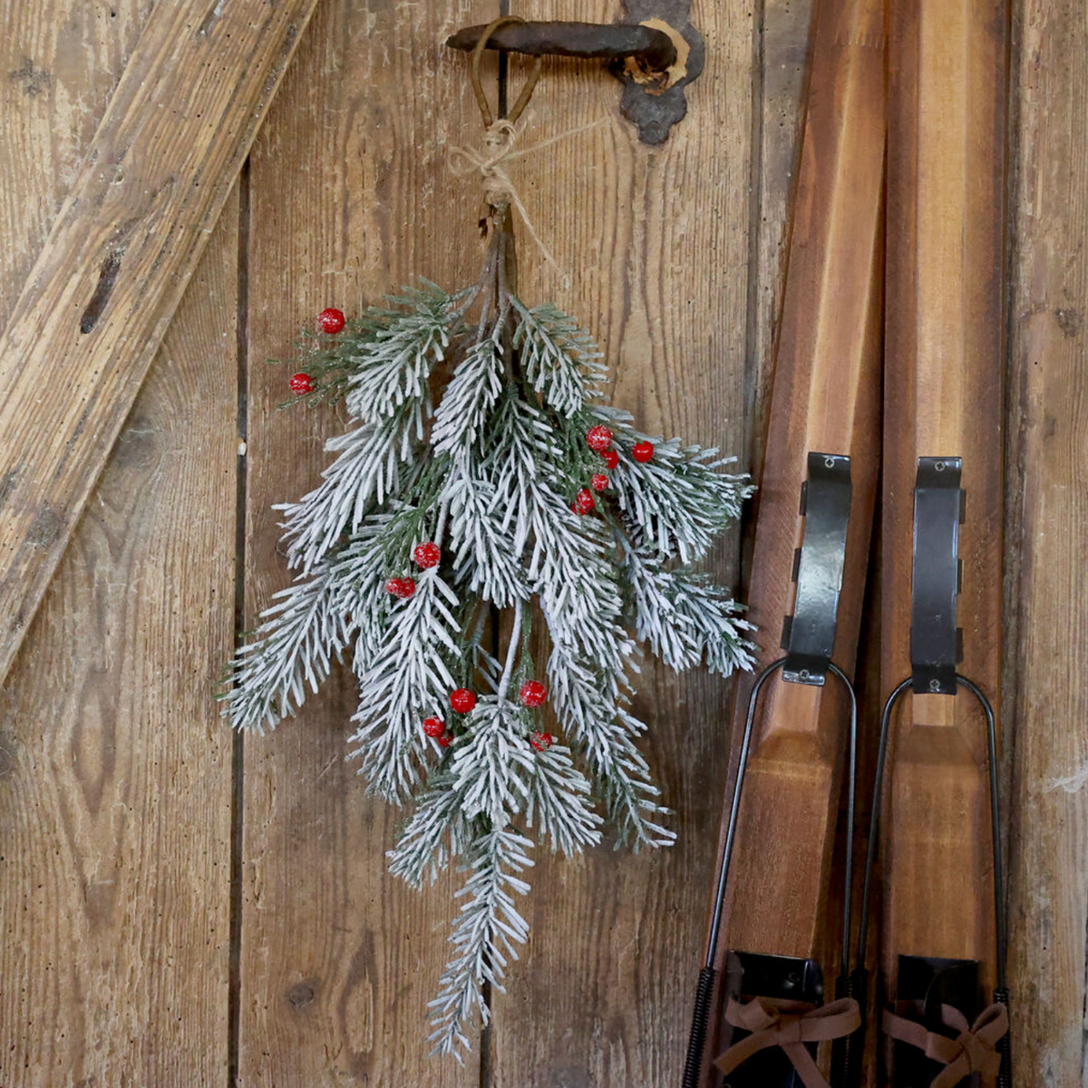 Chic Antique – Fleur Weihnachtsdeko mit Schnee und roten Beeren H46 x L33 cm – Grün