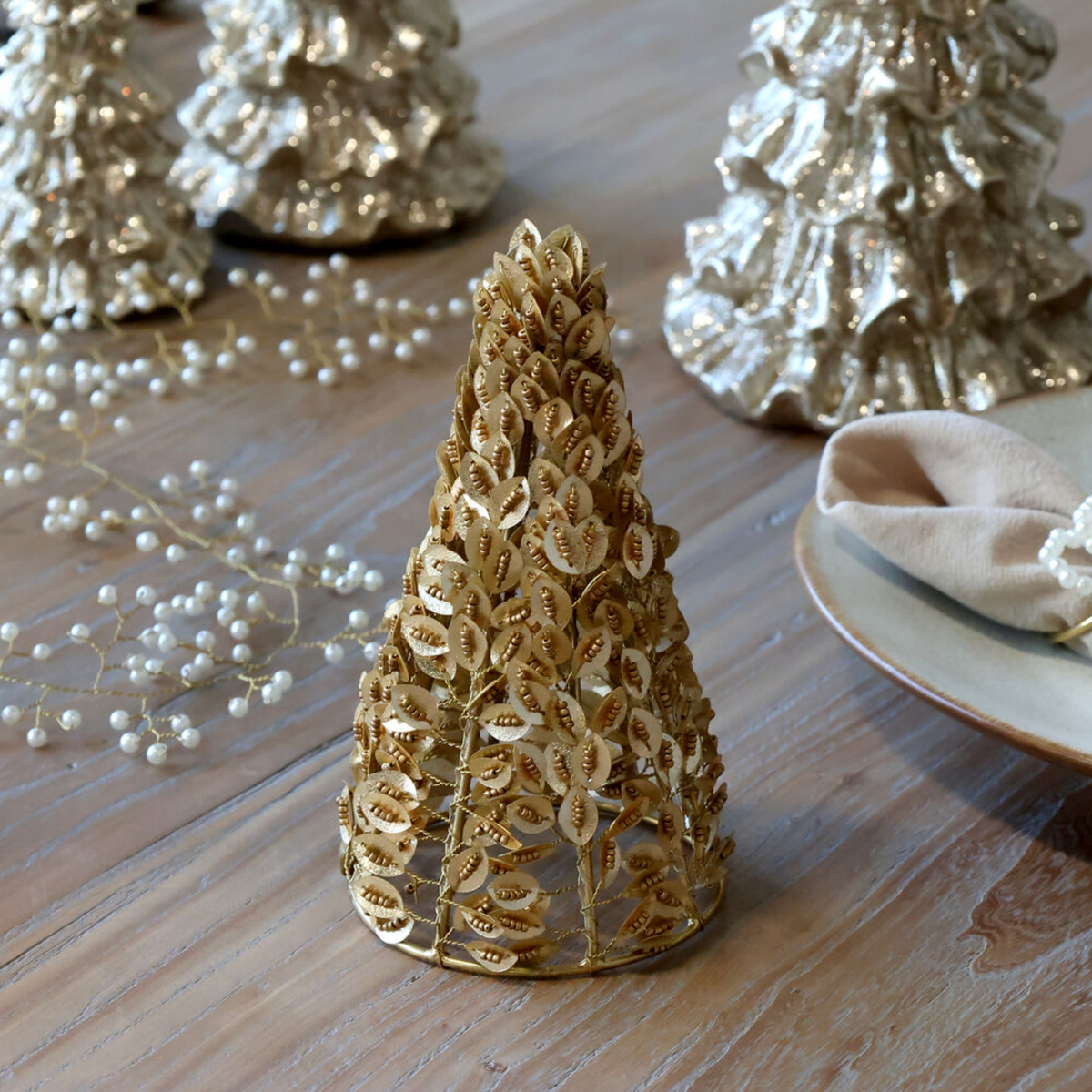 Chic Antique – Dekorativer Weihnachtsbaum mit Perlen und Blättern