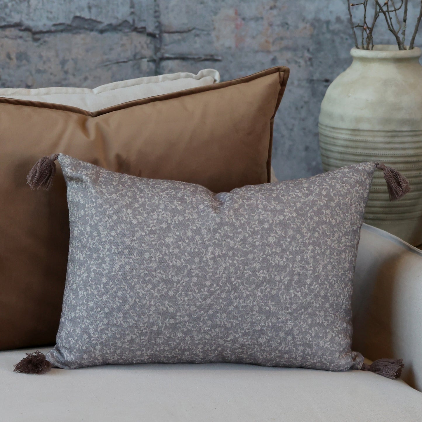 Chic Antique – Aix Kissenbezug mit Quasten und Blumenmuster L50/B35 cm Latte & Sand