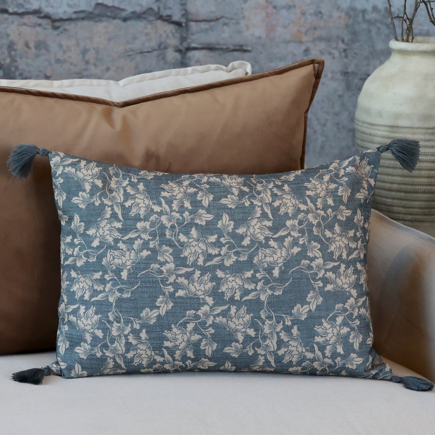Chic Antique – Aix Kissenbezug mit Quasten und Blättermuster L50/B35 cm Midnight & Sand