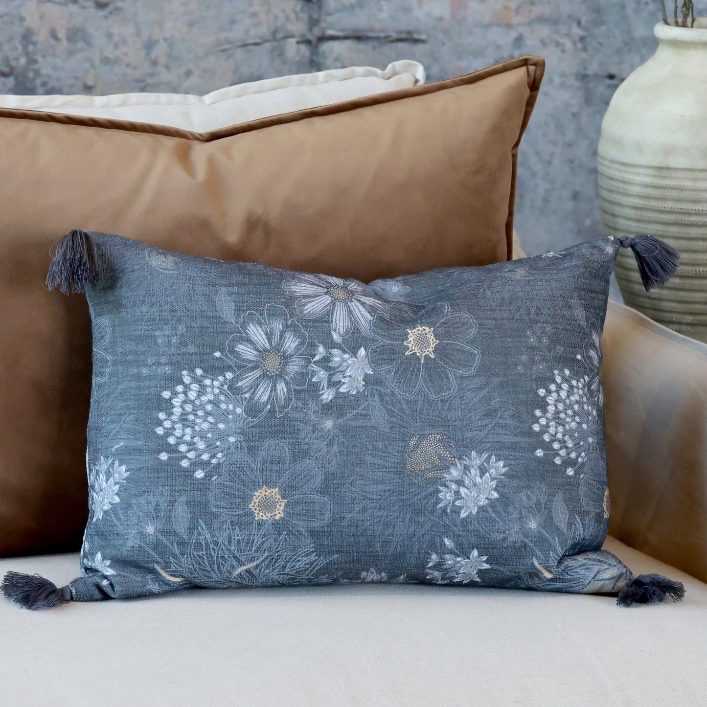 Chic Antique – Aix Kissenbezug mit Quasten und Blumenmuster L50/B35 cm Midnight