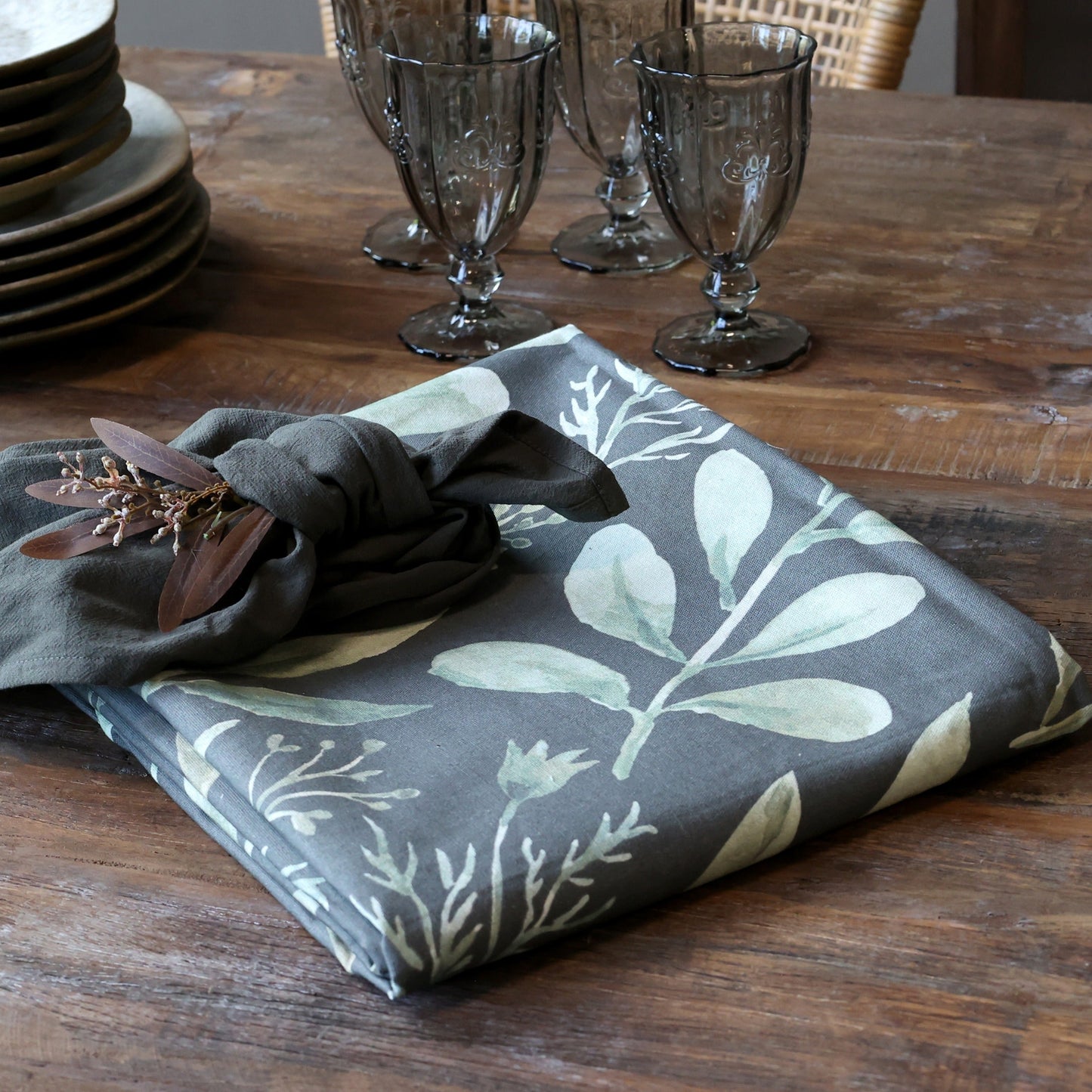 Chic Antique – Aix Tischdecke mit Blättermuster 240 x 140 cm, Oliv & Midnight