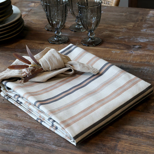 Chic Antique – Aix Tischdecke mit Streifen 240 x 140 cm, Cognac & Latte