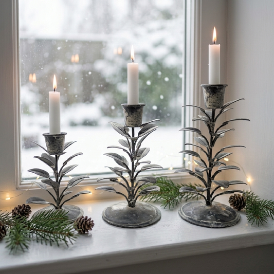 Set aus 3 blattförmigen Kerzenhaltern aus Metall – Höhen 10 / 12,5 / 19 cm