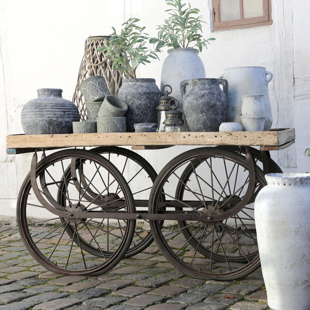 Chic Antique – Gammeldags Wagen mit Fahrradrädern