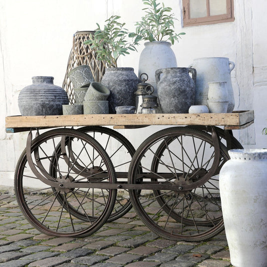 Chic Antique – Gammeldags Wagen mit Fahrradrädern