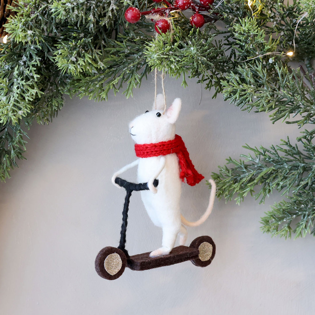 Chic Antique – Weihnachtsmaus auf Roller aus Filz zum Aufhängen