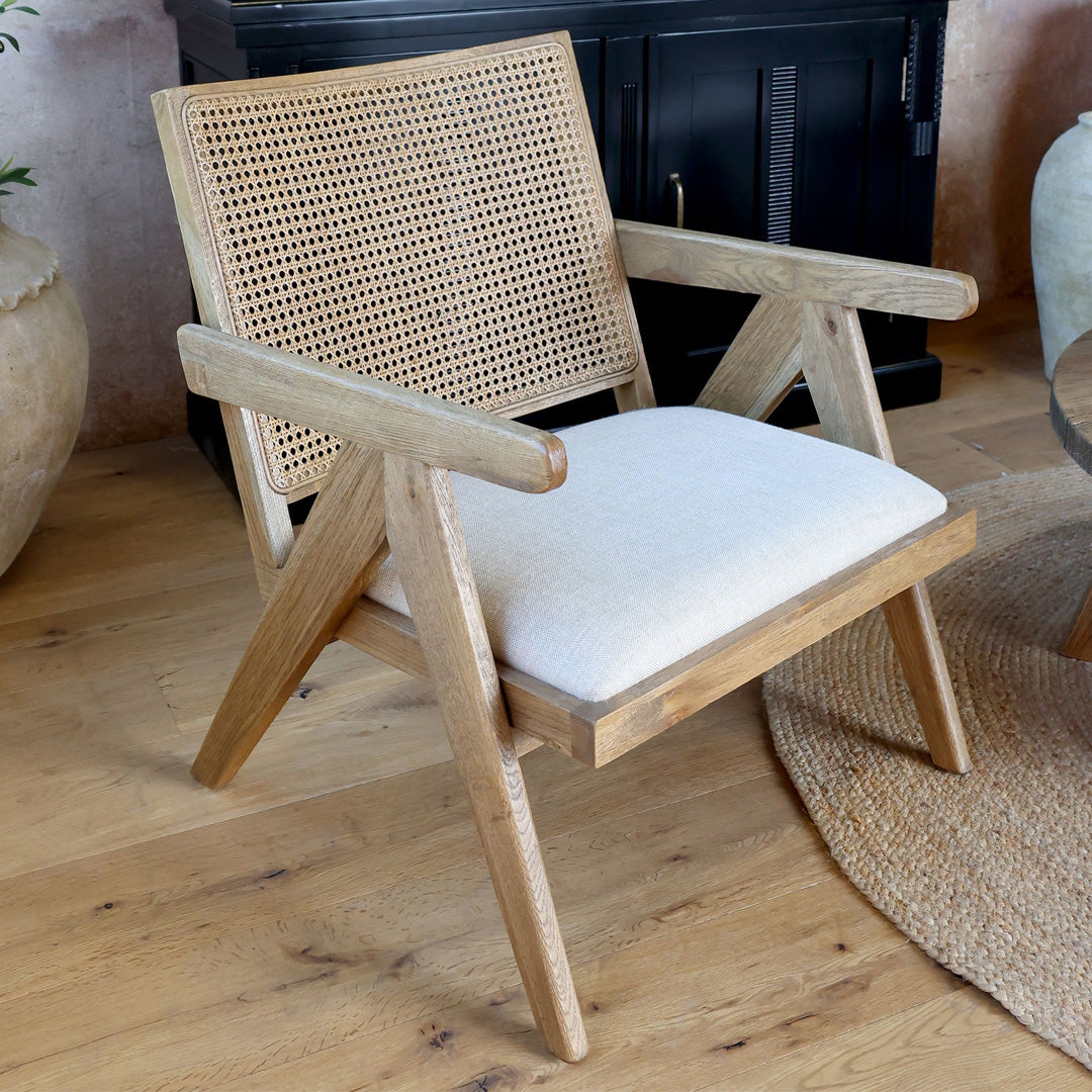 Chic Antique – Loungesessel mit Stoffsitz & Flechtrücken in Natur