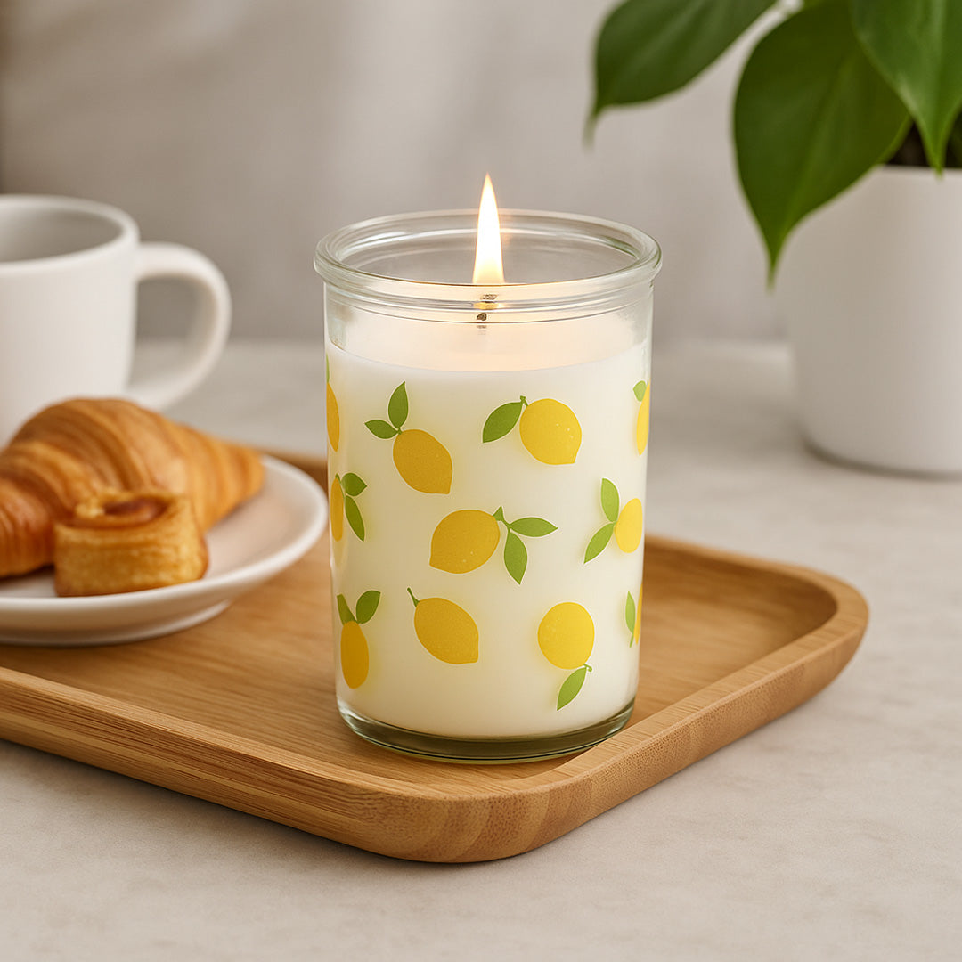 Dekorative Kerze im Glas – Zitronenmotiv (Höhe 10 cm)