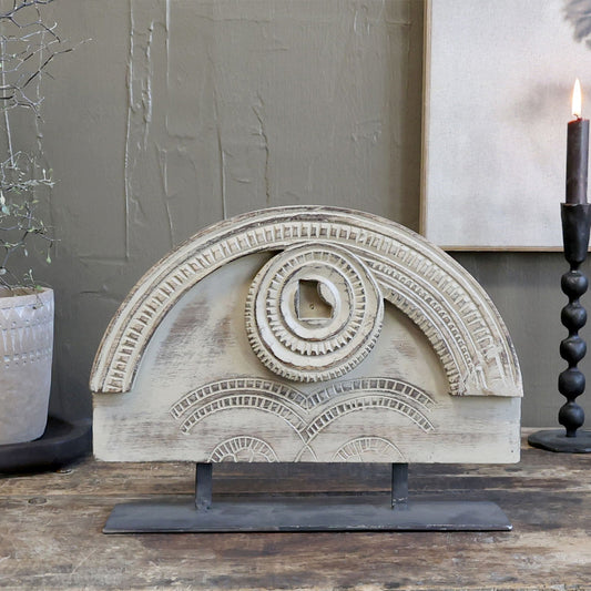 Chic Antique – Deko auf Standfuß | Elegantes Naturholz & Eisen | H25 cm