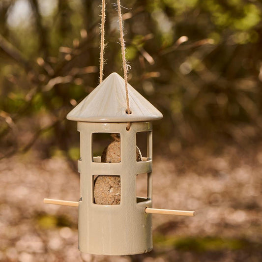 Keramik-Vogelfutterhaus in Lattefarbe zum Aufhängen