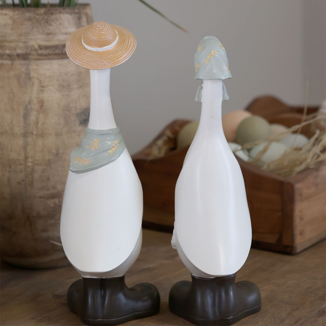 Osterdekoration Gänse mit Tuch & Hut – Set aus 2 handbemalten Figuren