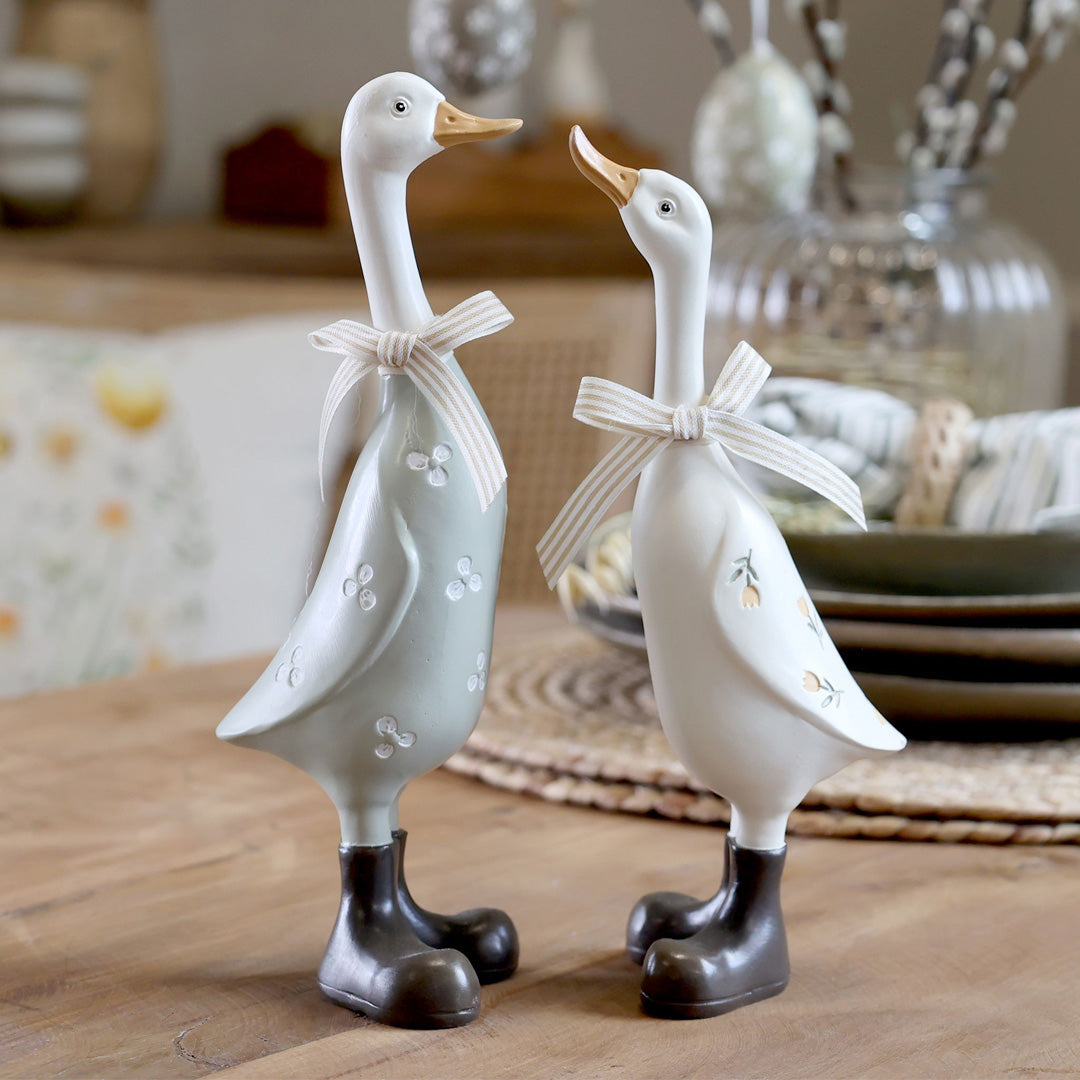 Osterdekoration Gänse mit Schleifen – Set aus 2 handbemalten Figuren