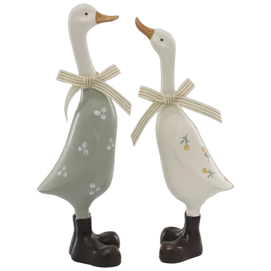 Osterdekoration Gänse mit Schleifen – Set aus 2 handbemalten Figuren