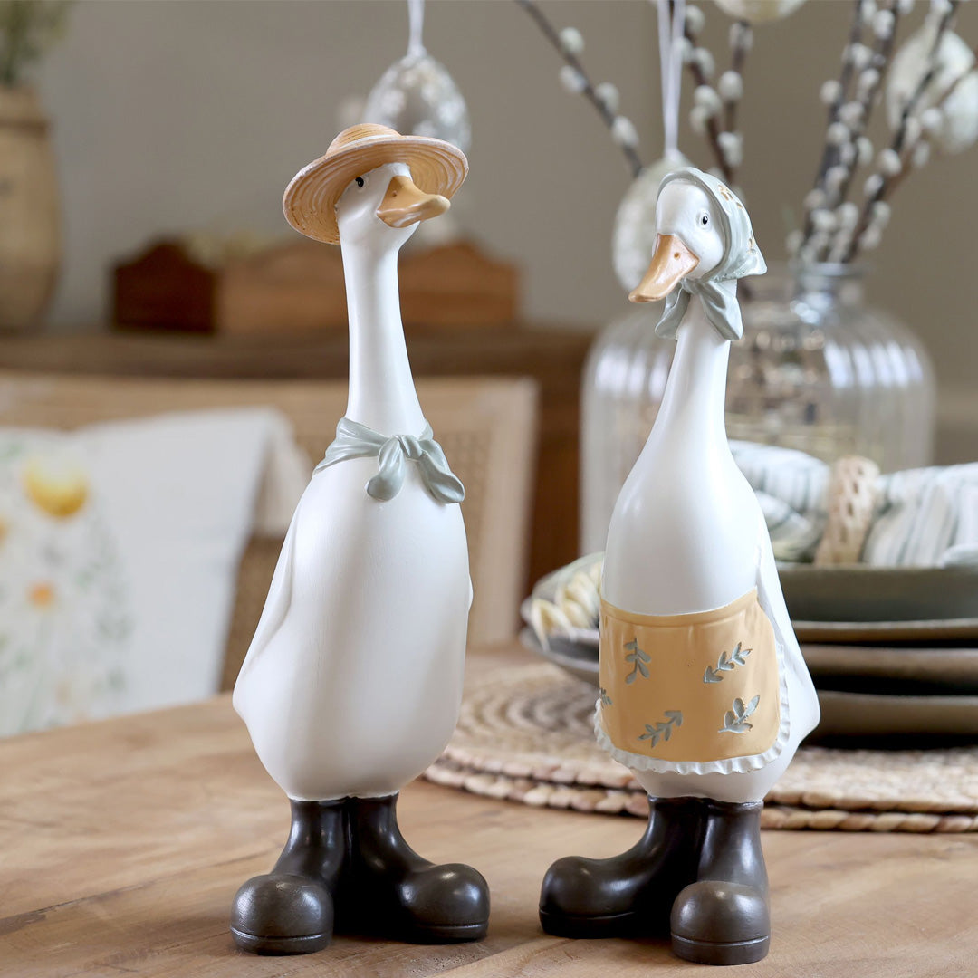 Osterdekoration Gänse mit Tuch & Hut – Set aus 2 handbemalten Figuren