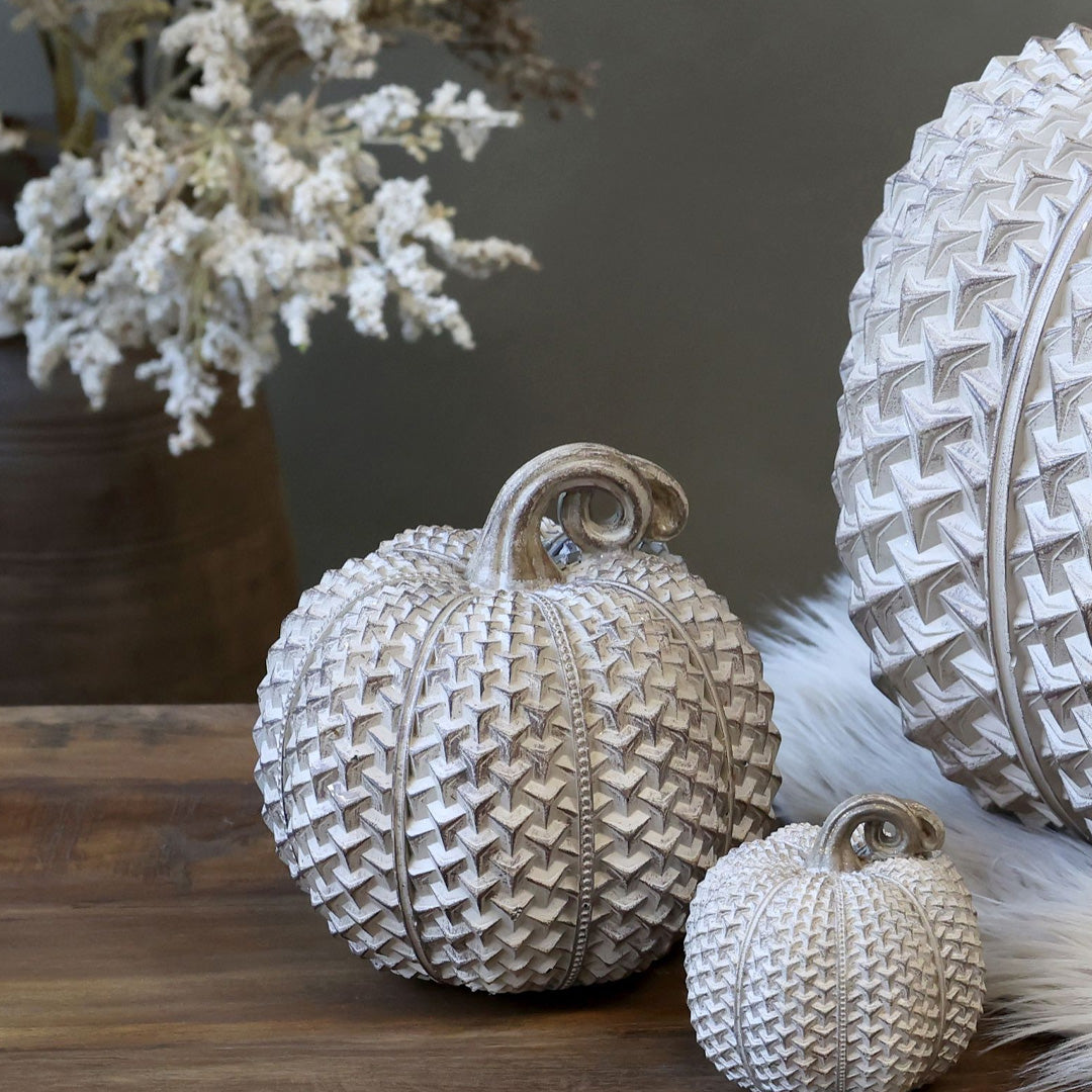 Chic Antique – Dekorativer Kürbis mit Gold H14 cm in Antique Latte