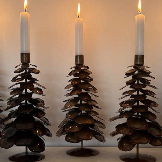 Großer weihnachtsbaumförmiger Kerzenhalter aus lackiertem Metall – 25 cm