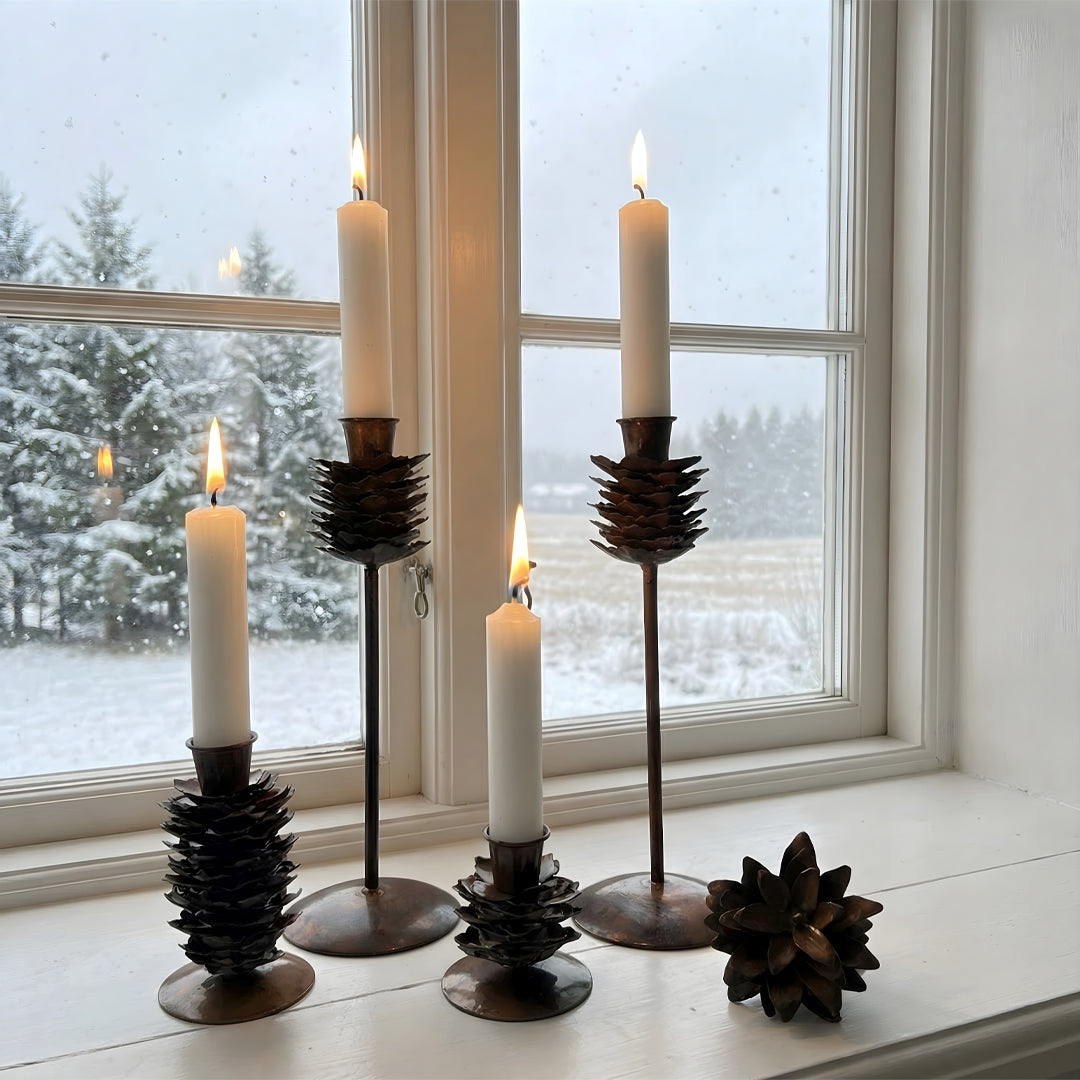 Set aus 3 Tannenzapfen-Kerzenhaltern (Höhen 7/11/24 cm) + 1 Ornament